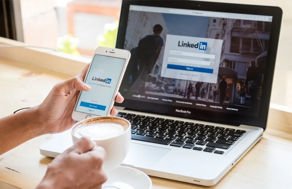 Mujer ingresando a su cuenta de Linkedin Mujer ingresando a su cuenta de Linkedin